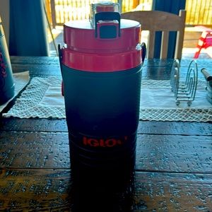 Igloo water jug ( with fence hanging hooks for youth sports)